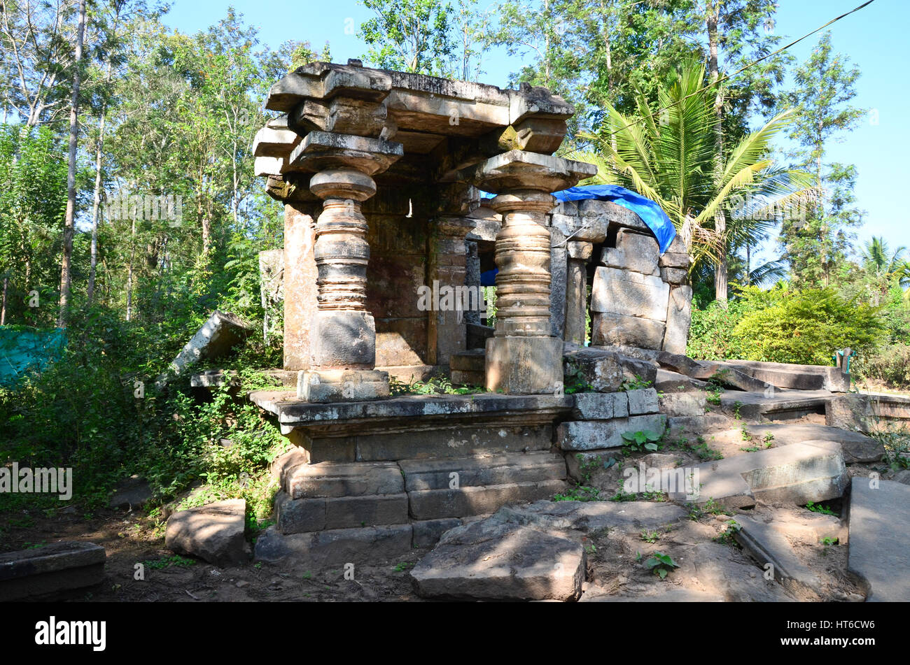 Ruinen eines kleinen Tempels auf Weg zum Dubare Elephant Camp in der Nähe von Kushalnagar, Coorg District, Karnataka, Indien Stockfoto
