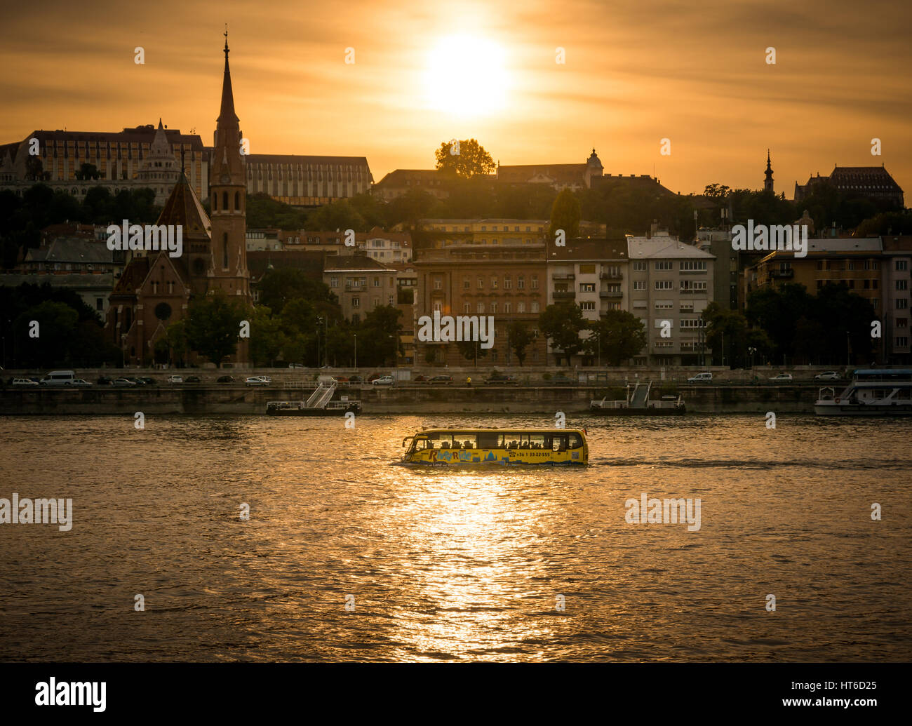 Budapest, die Hauptstadt der Ungarn bei Sonnenuntergang, schönen Blick über historische Gebäude und Donau Stockfoto