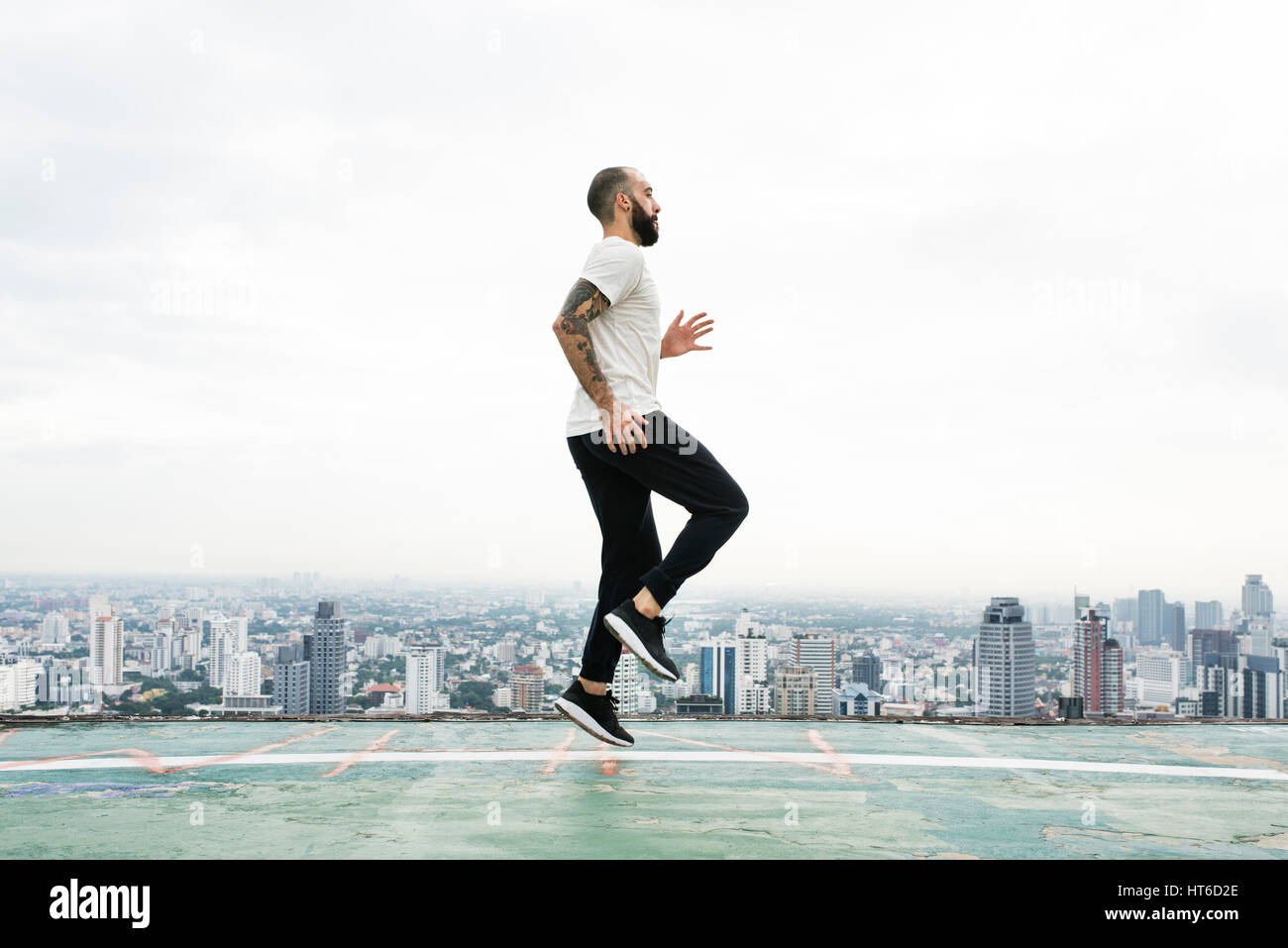 Mann Übung Workout auf dem Dach Konzept Stockfoto