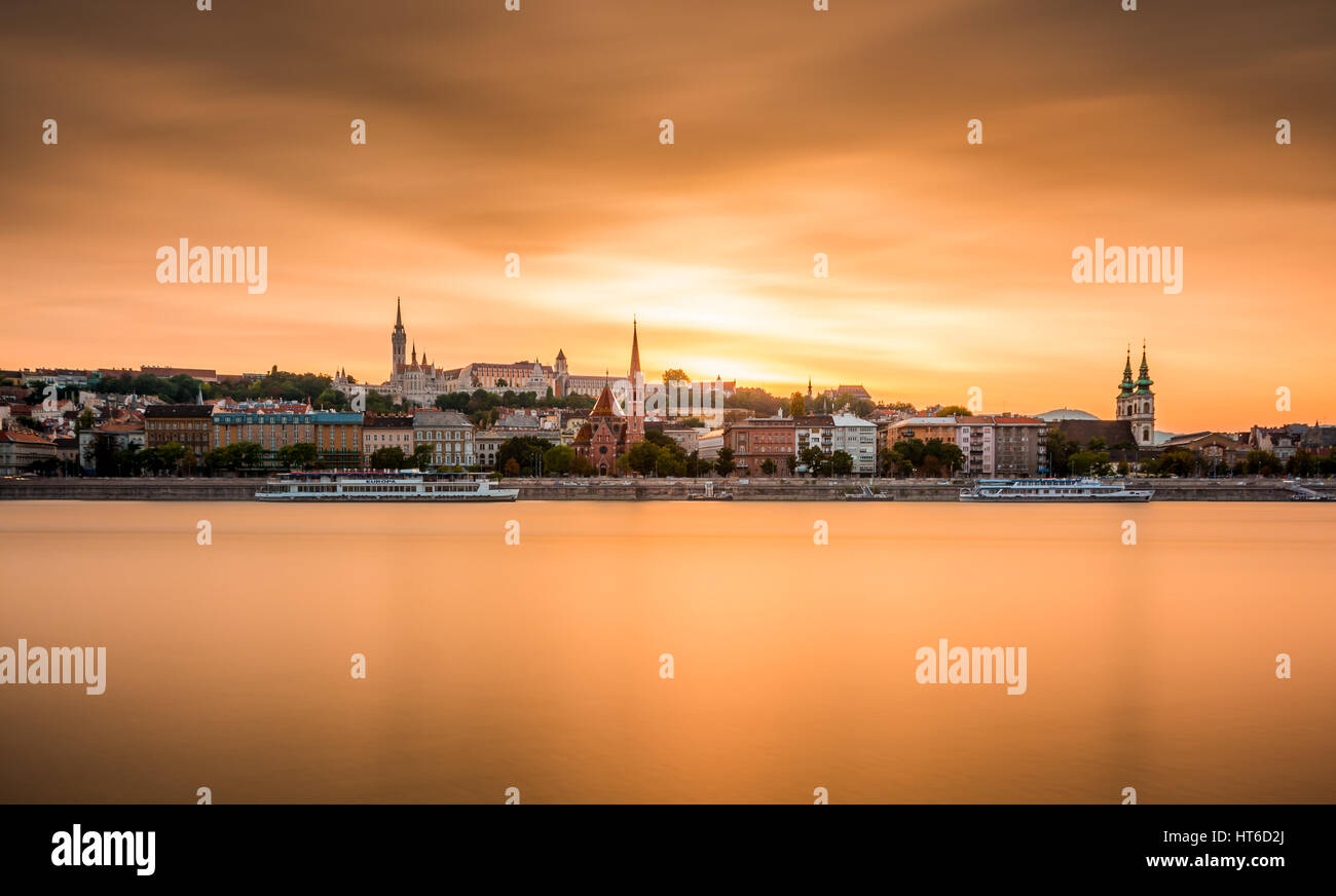 Budapest, die Hauptstadt der Ungarn bei Sonnenuntergang, schönen Blick über historische Gebäude und Donau Stockfoto
