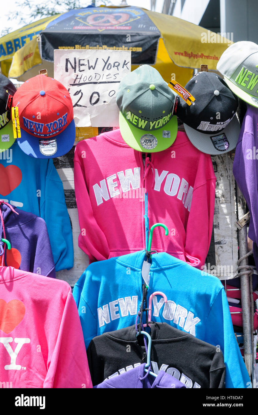 Hoodies, Sweatshirts, Baseball-Kappen mit New York City Logo auf Verkauf, Times Square, New York, USA Stockfoto