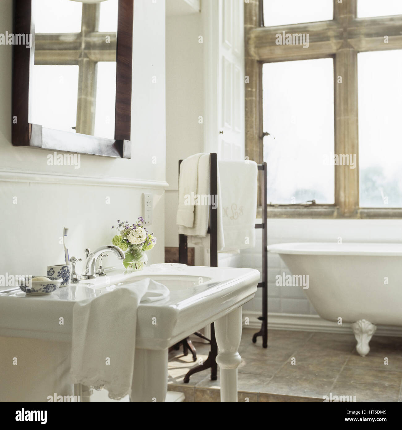 Bad mit Fenster. Stockfoto