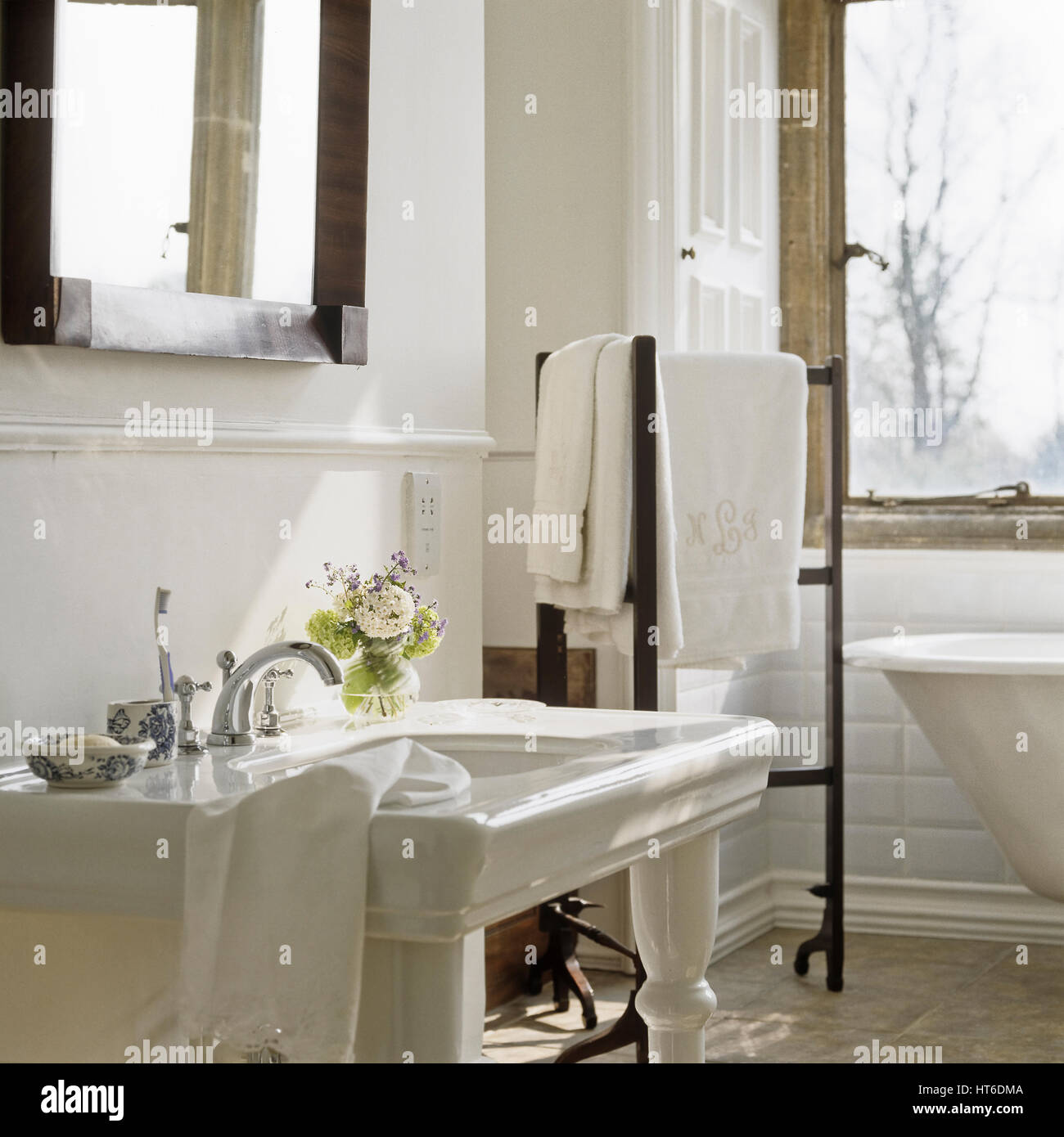 Bad mit Fenster. Stockfoto