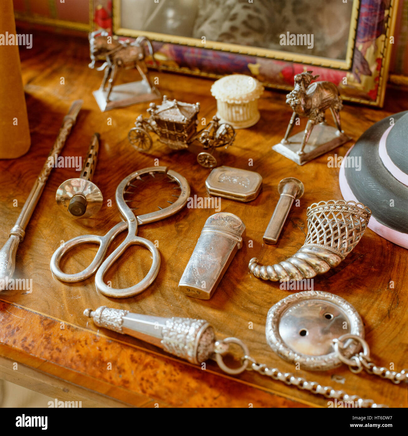Sortierte Antiquitäten auf Holztisch. Stockfoto