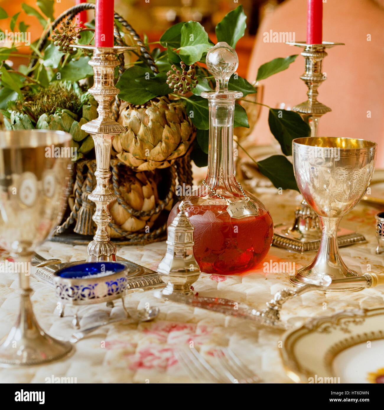 Antiquitäten auf dem Tisch. Stockfoto