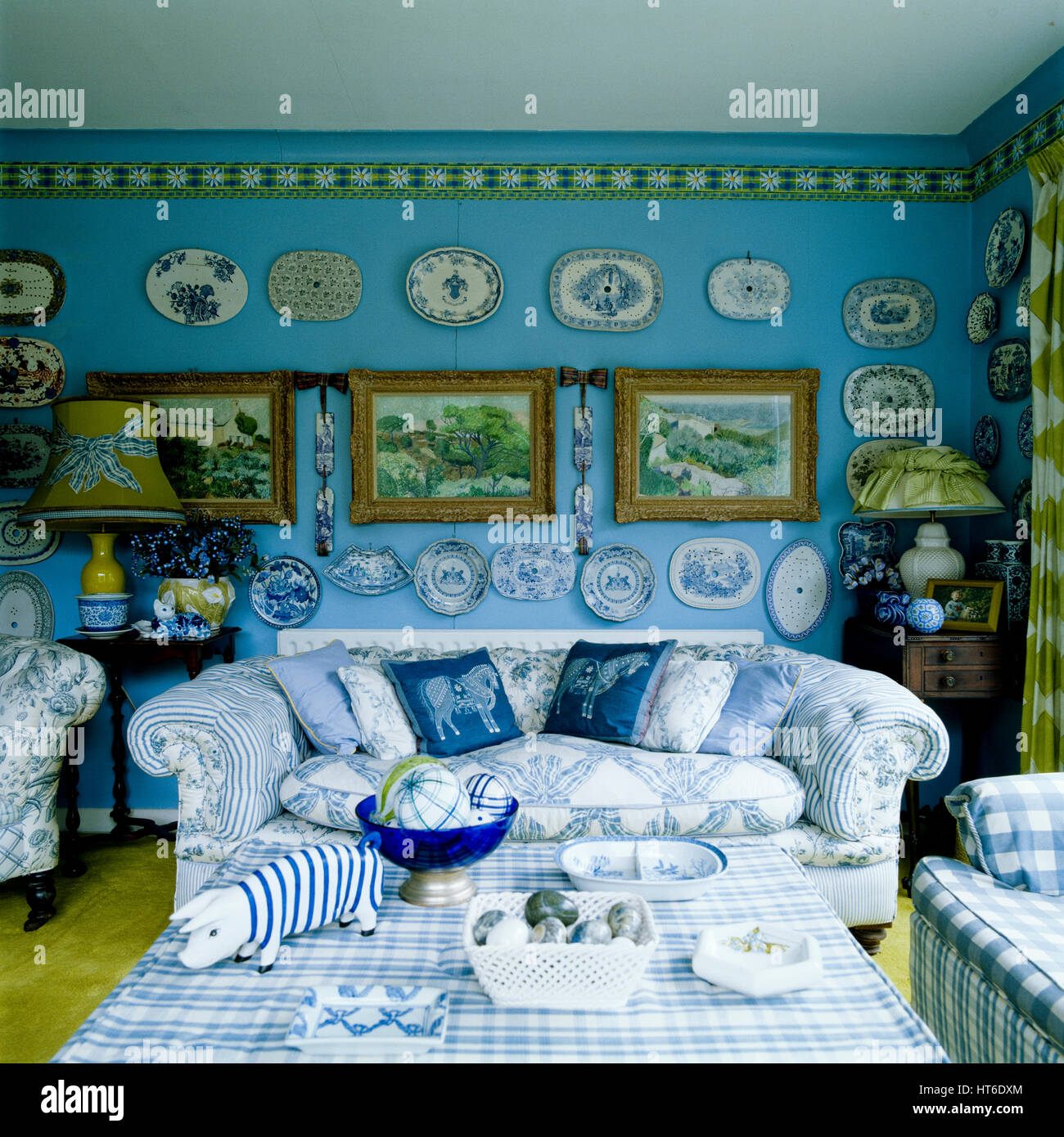 Wohnzimmer im Retro-Stil blau. Stockfoto