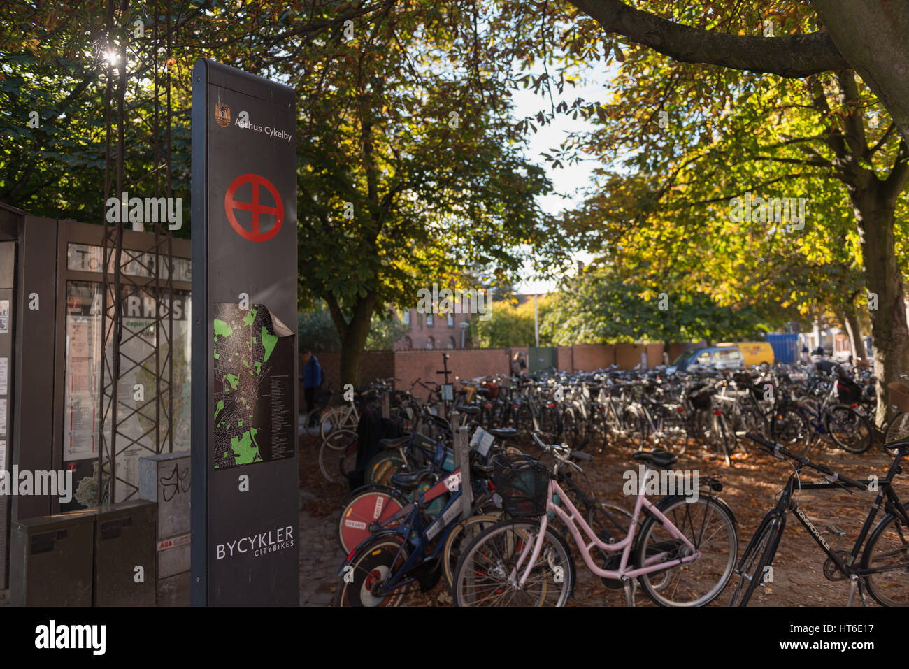 Fahrrad Ständer und Infotafel im Stadt Zentrum von Århus, Europäische Kulturstadt Europas 2017, Nord-Jütland, Dänemark, Skandinavien, Stockfoto
