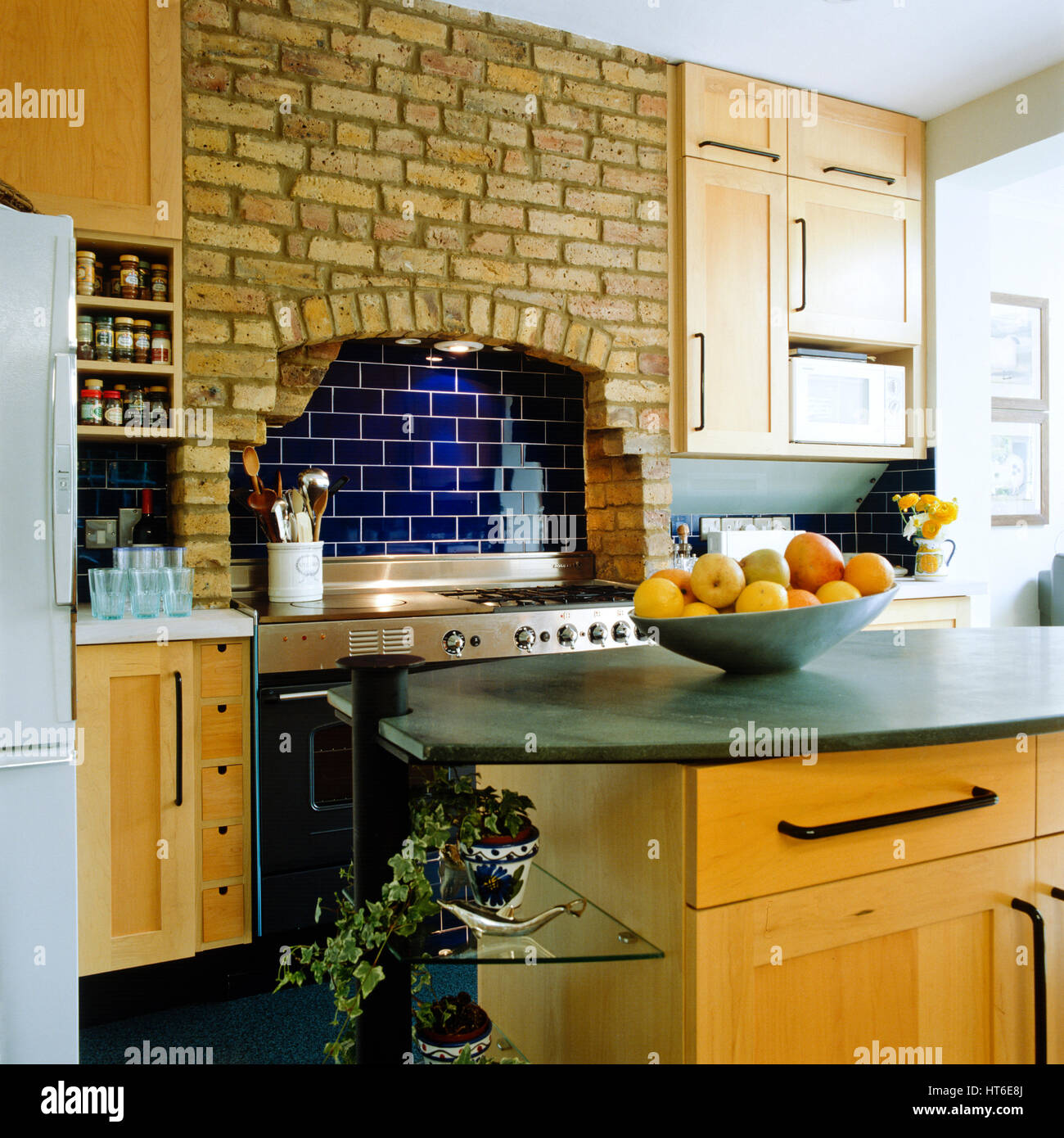 Küche mit Holz Schränke. Stockfoto