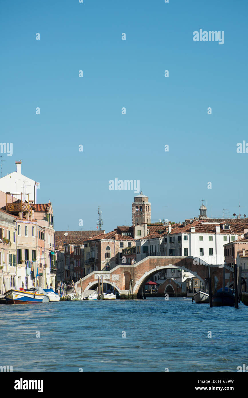Blick auf die Ponte dei Tre Archi Venedig Italien ab Mitte des Canal Grande Stockfoto