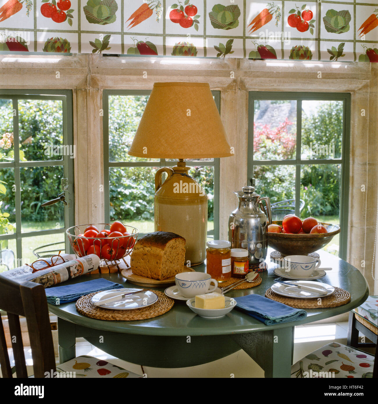 Esstisch mit Brot und Tomaten. Stockfoto