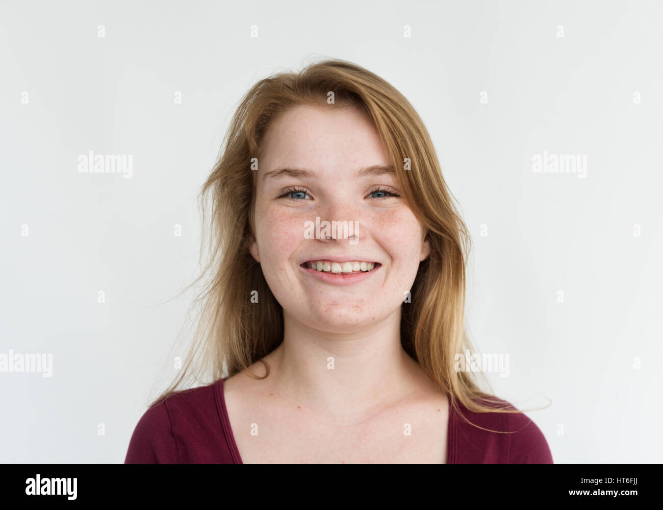 Junges Mädchen schüchternes Lächeln Studioportrait Stockfoto