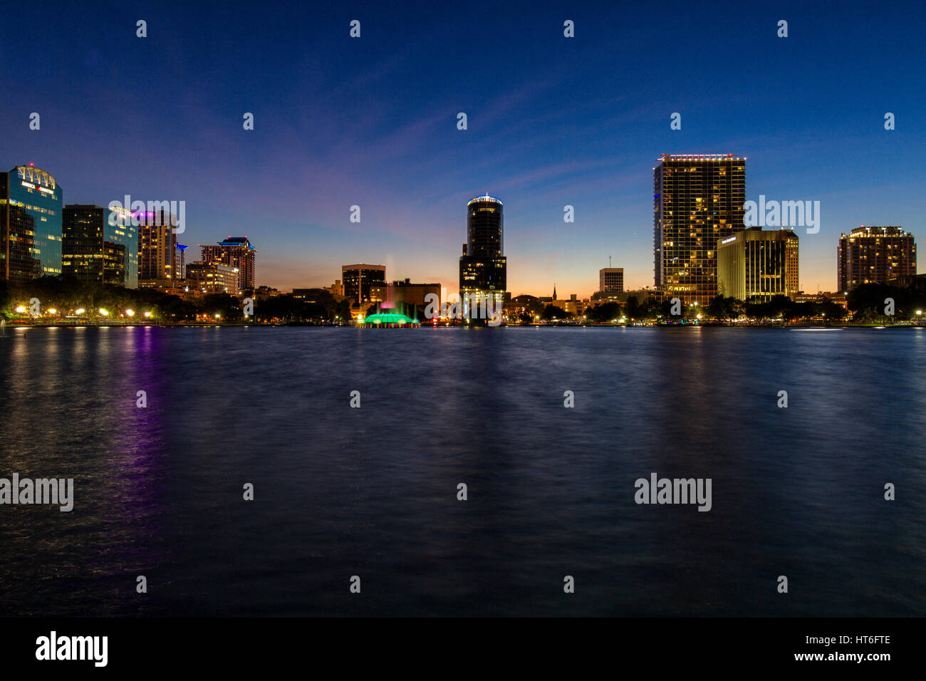 Sonnenuntergang über Lake Eola in der Innenstadt von Orlando Florida zur blauen Stunde Stockfoto