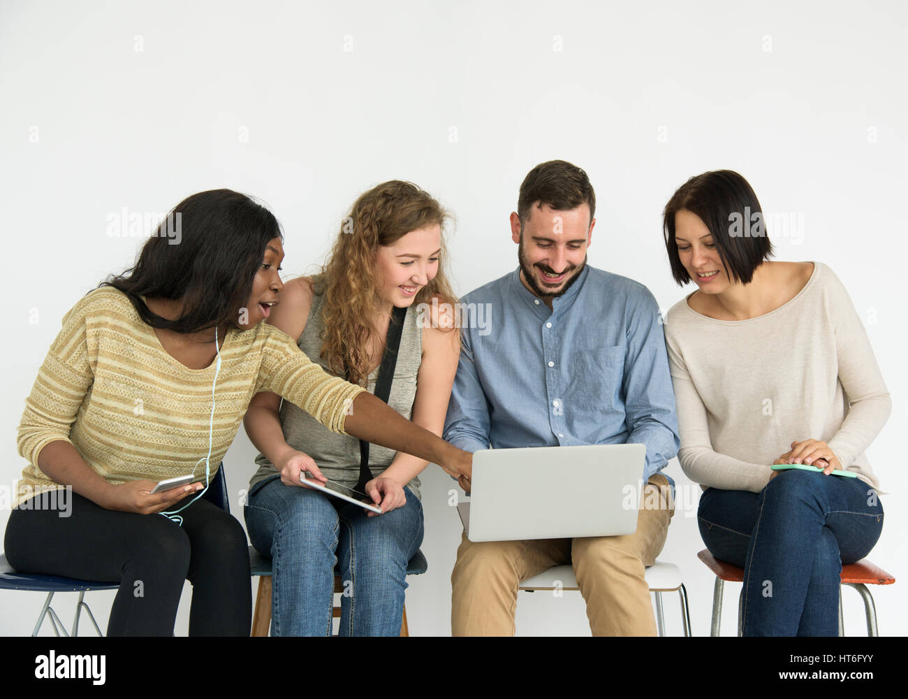 Heterogene Gruppe von Menschen, die mit elektronischen Geräten Stockfoto