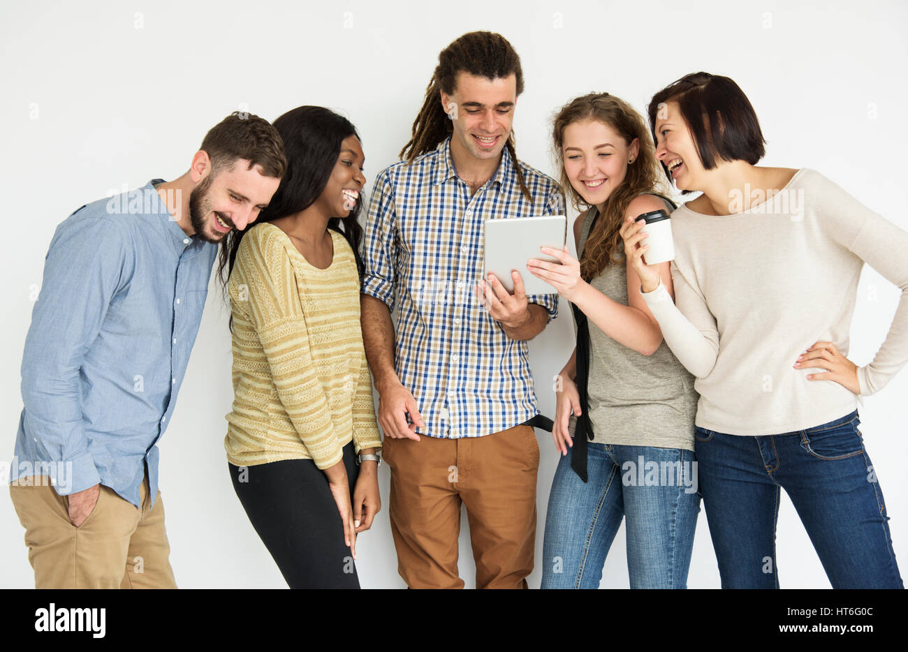 Heterogene Gruppe von Menschen, die mit tablet Stockfoto
