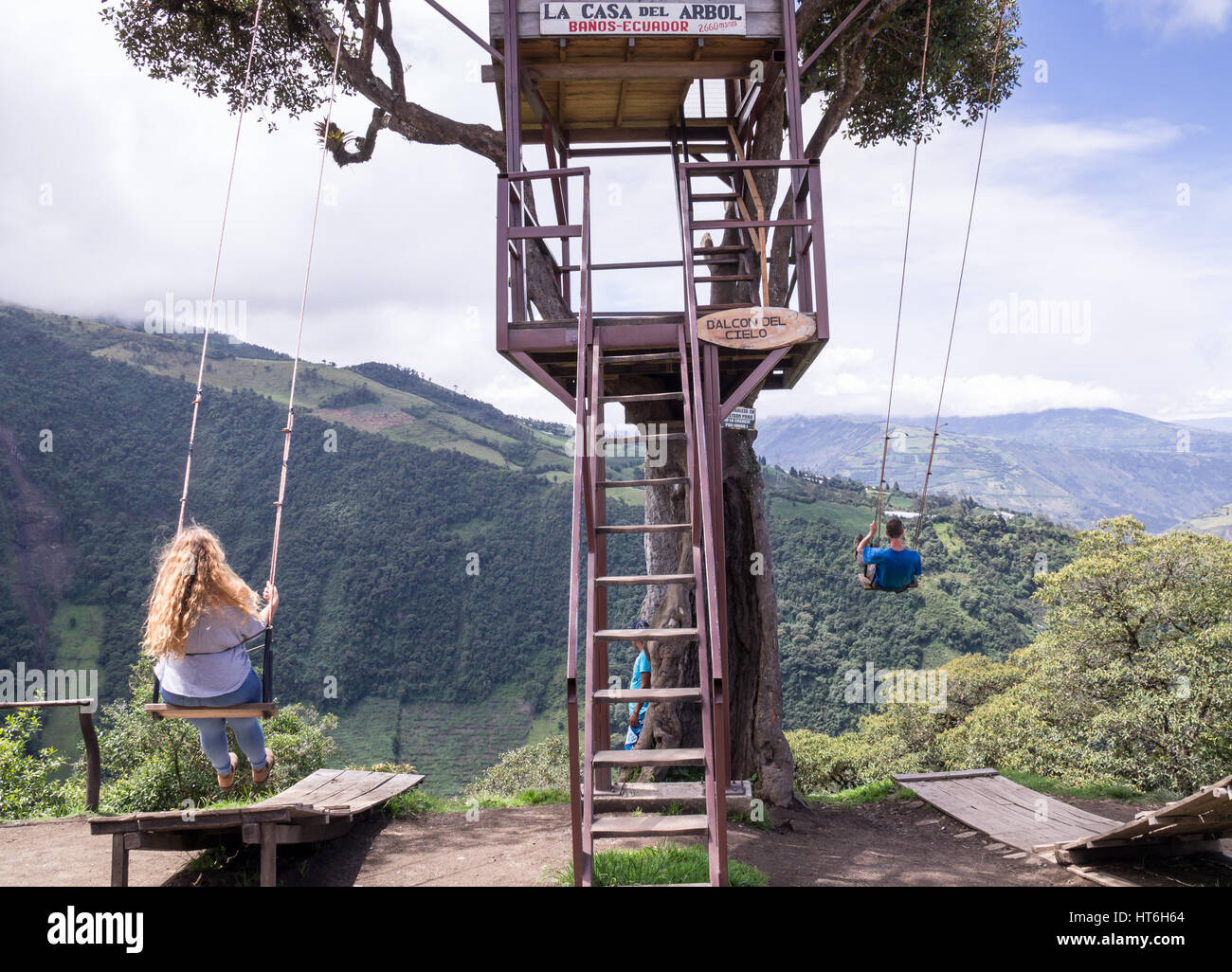 Banos Ecuador am 18. November 2015: Touristen genießen die Riesenschaukel auf das Baumhaus Casa del Arbol in den Anden in der Nähe von Baños, Ecuador. Die Aussicht vom Stockfoto