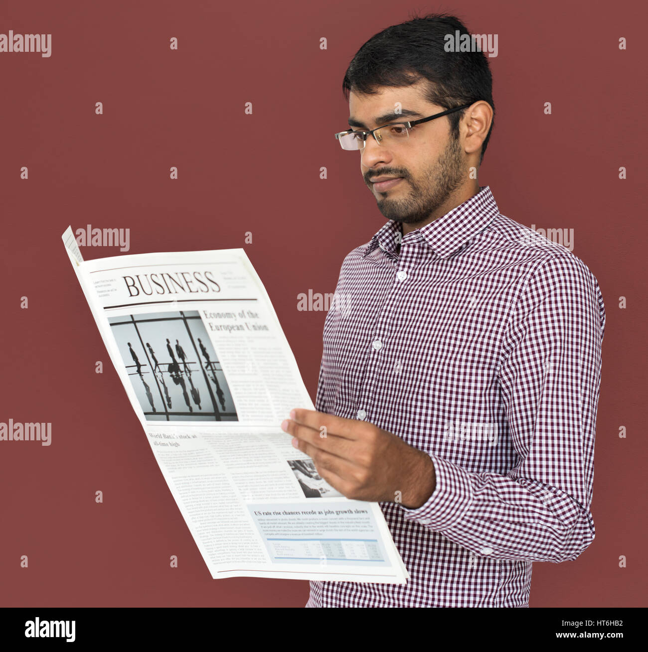 Indischer Mann lesen Zeitung Konzept Stockfoto