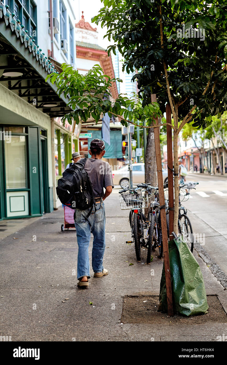 Honolulu, Hawaii - 6. August 2016: Ein Mann geht vorbei an Fahrrädern in der historischen Innenstadt von Chinatown. Stockfoto