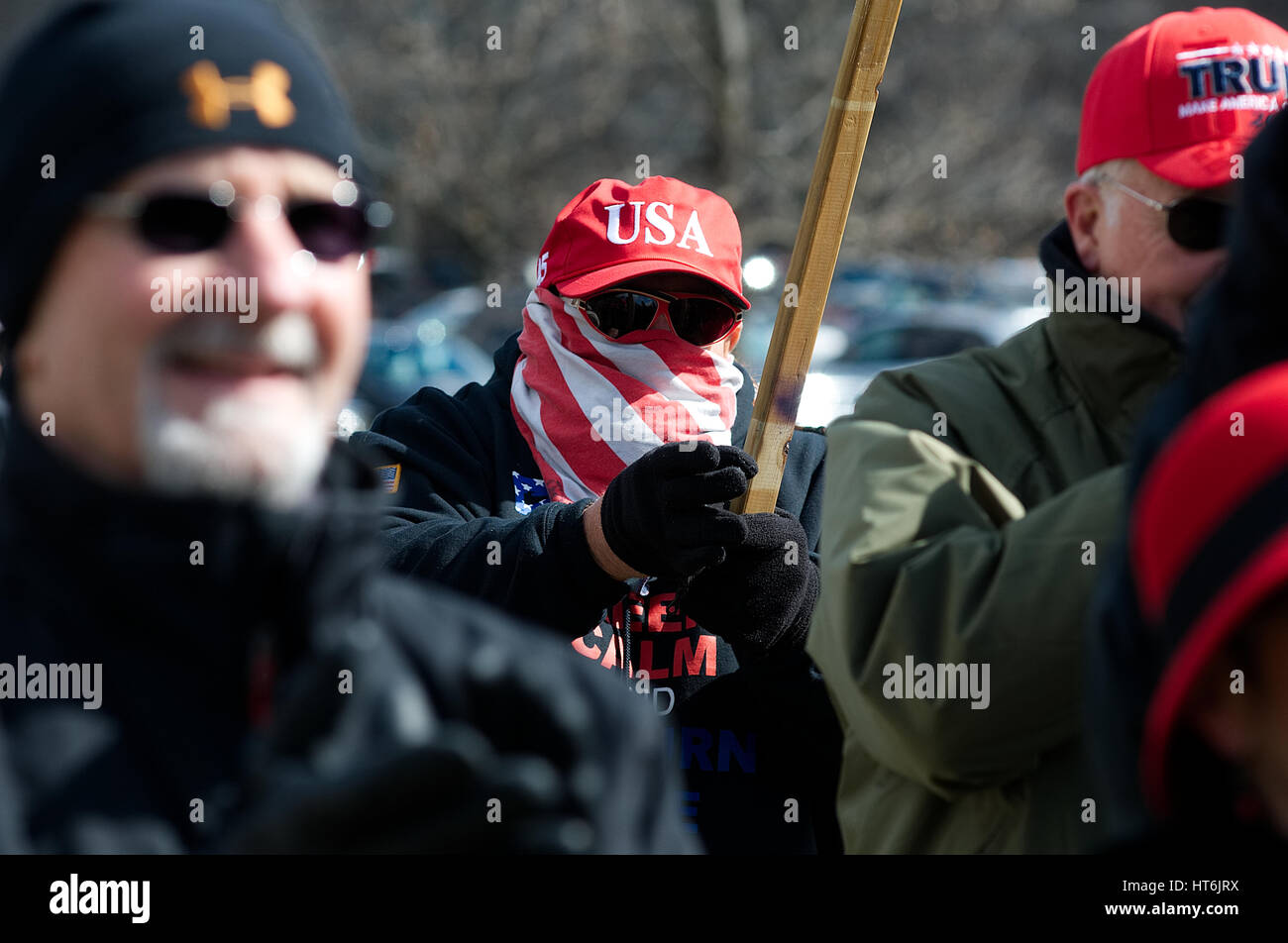 Unterstützer des derzeitigen US-Präsidenten an einer pro-Trump-Kundgebung in Bensalem, PA, am 4. März 2017. Ähnliche kleine wurden veranstaltet bundesweit, th Stockfoto