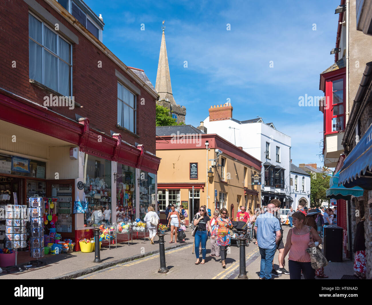 Geschäfte in St. George's Street, Tenby, Wales, UK Stockfoto