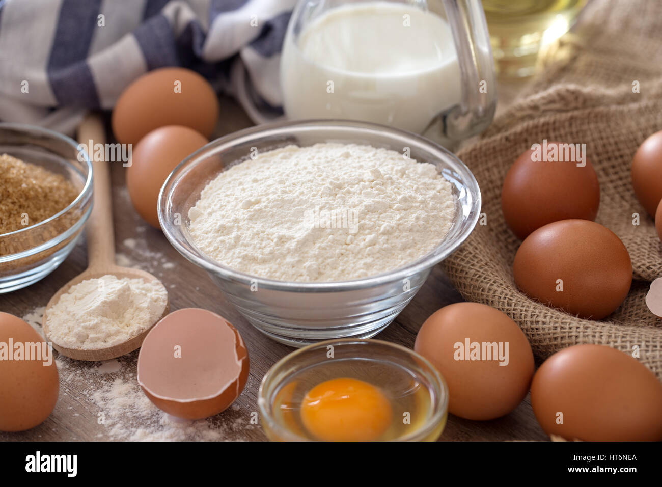 Ei und Mehl zum Backen Cookies auf Holztisch Stockfoto