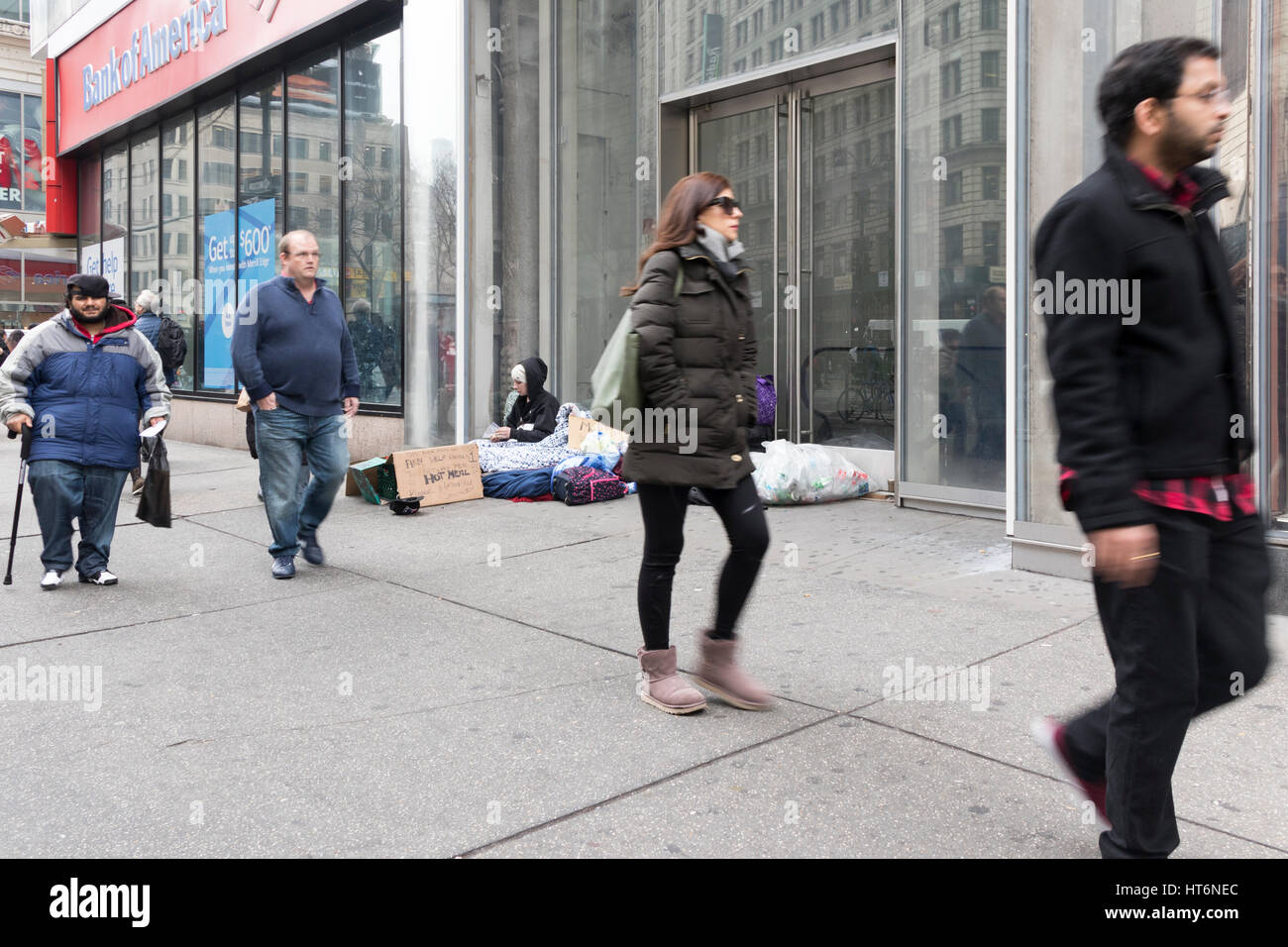 Obdachlosen in New York City von Passanten ignoriert Stockfoto