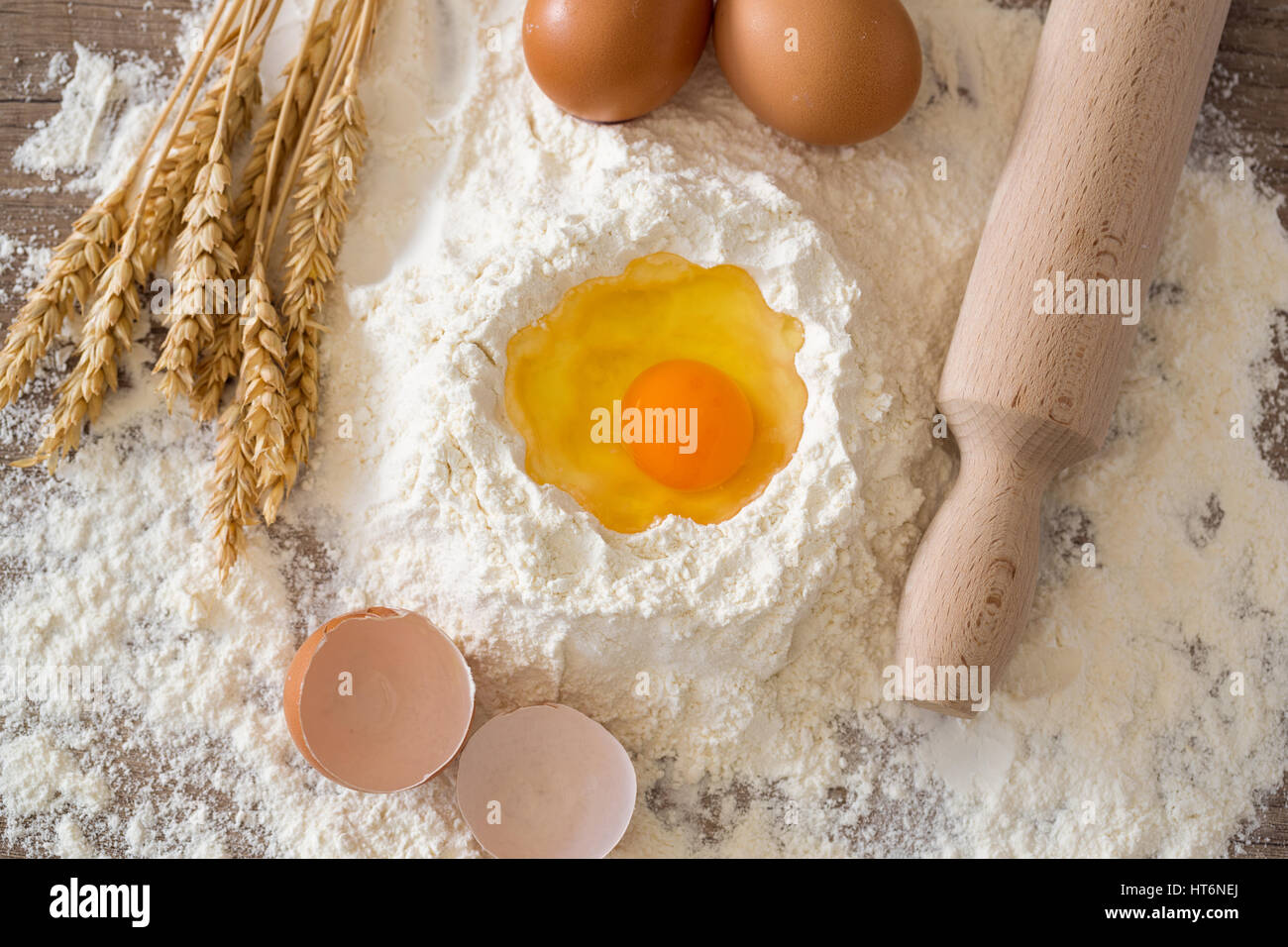 Backzutaten-Ei und Mehl Draufsicht Hintergrund mischen Stockfoto
