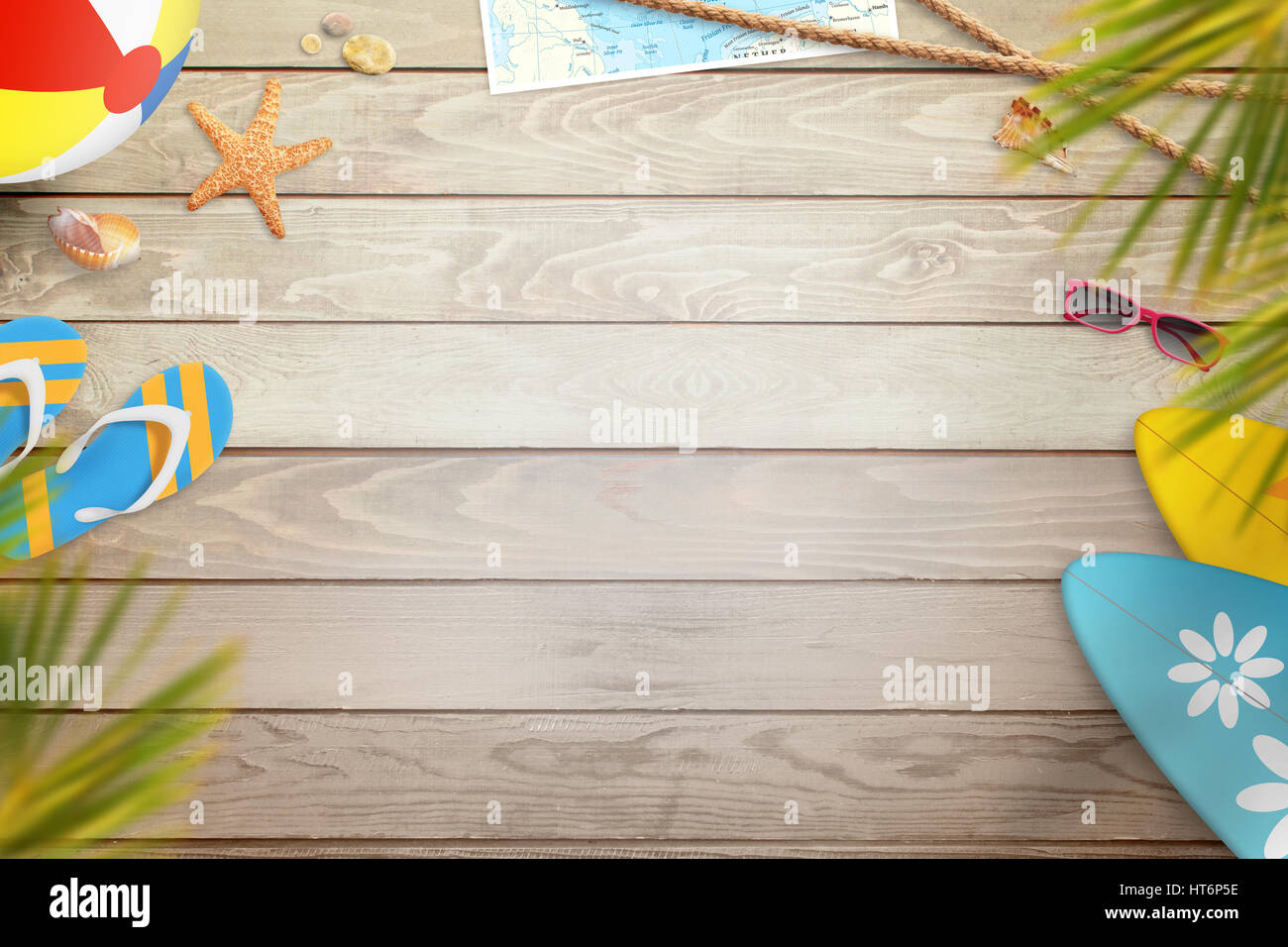 Sommer Strand Artikel auf Schreibtisch aus Holz. Draufsicht mit freiem Speicherplatz für Text. Ausquartiert, Palm, Ball, Surfbrett, Sonnenbrille, Karte, Seesterne und neben shell. Stockfoto