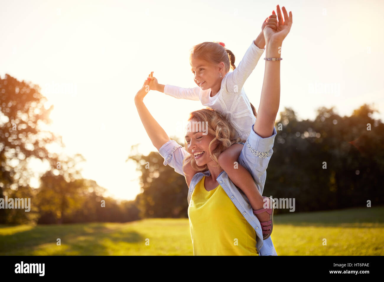 Glückliche Mutter mit Tochter im Park genießen Sie bei Sonnenuntergang ...