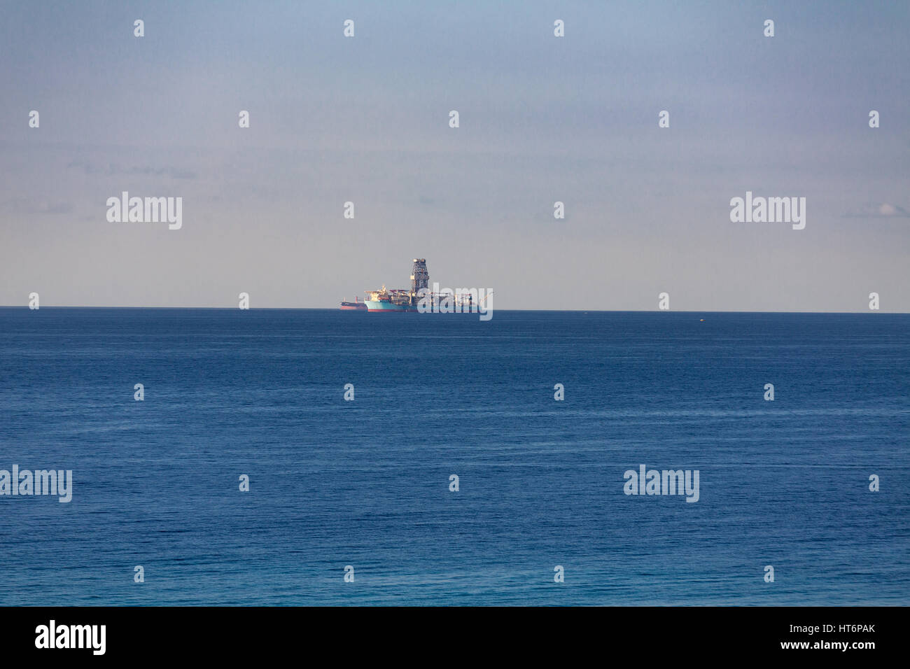 Bohren Schiff am Horizont aus Aruba Stockfoto