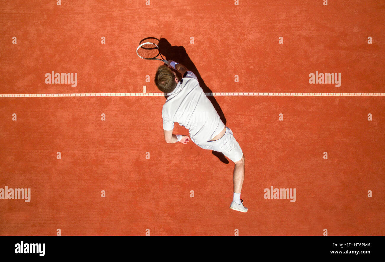 Draufsicht der Tennisspieler schlagen Ball mit Schläger Stockfoto