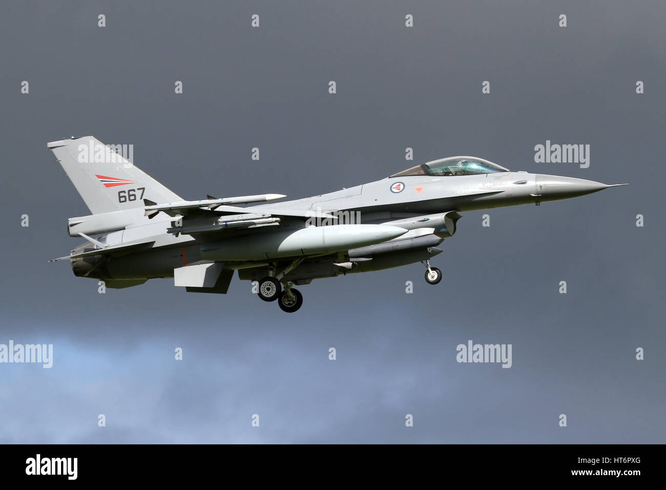 Königliche Norwegische Luftwaffe f-16 landet in Leeuwarden in den Niederlanden während des Trainings Frisian Flag. Stockfoto