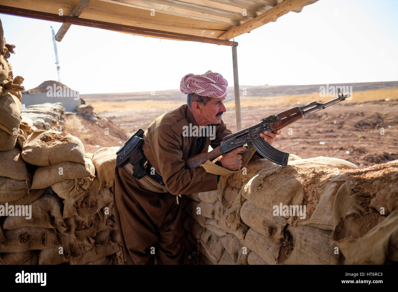Kudish peshmerga Kämpfer an der Front mit Isis bei mossul Offensive 2016 Stockfoto