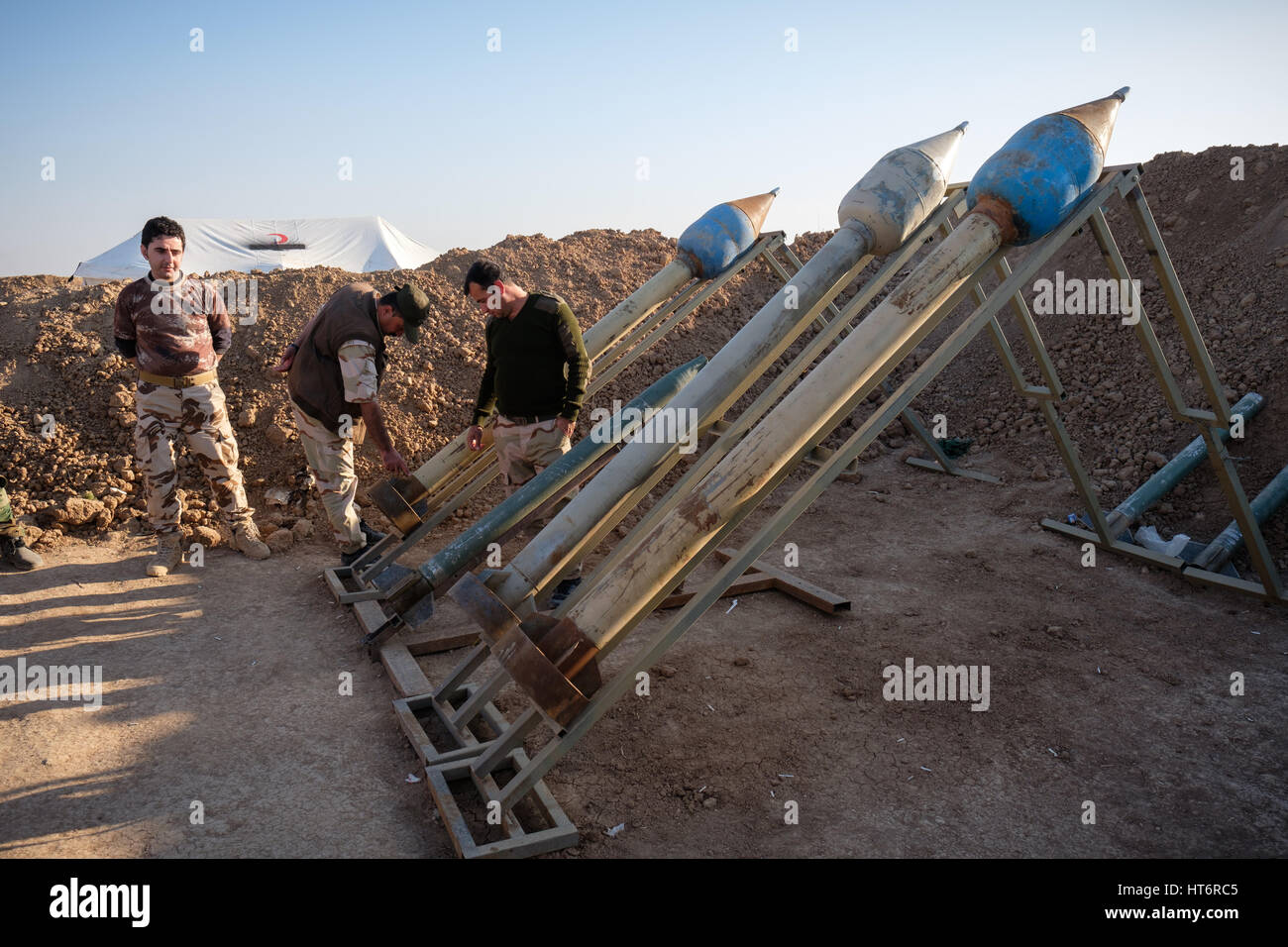 Kudish peshmerga Kämpfer mit erfassten Isis hausgemachte Raketen auf die vordere Linie mit Isis bei mossul Offensive 2016 Stockfoto