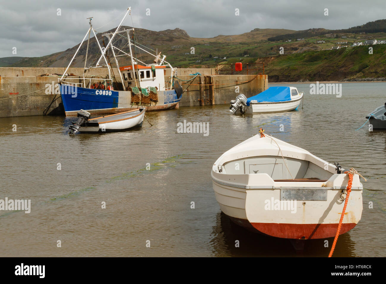 Porth Nefyn auf der Llyn Halbinsel North Wales mit der Jakobsmuschel oder Oyster Schwimmbagger Integrität und kleine Boote gefesselt am Kai Stockfoto