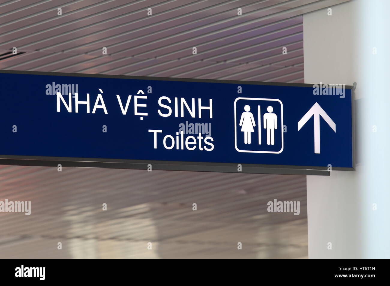 Öffentliche Toilette Schild in Vietnam Stockfoto