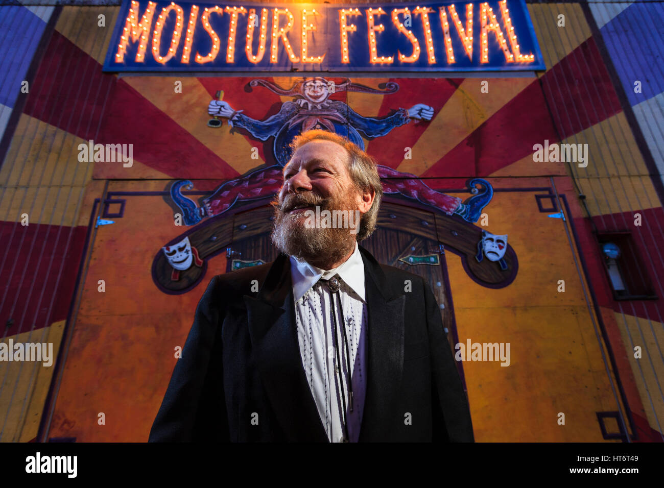 Porträt eines Mannes vor Feuchtigkeit Festival, eine eklektische Zirkus im Stadtteil Fremont von Seattle, Washington. Stockfoto