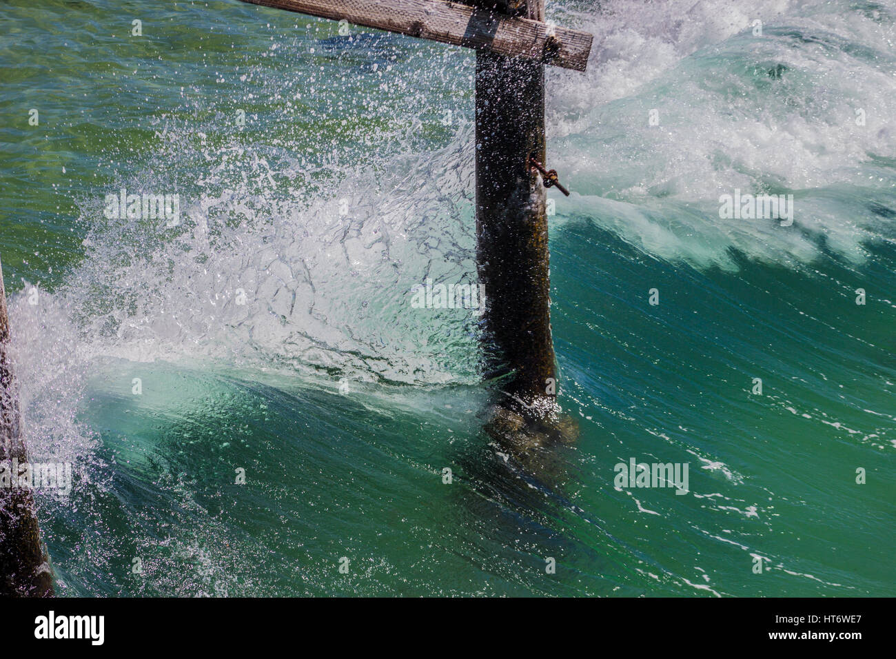 Eine starke Welle schlagen Pier in Pacific Beach, San Diego, wo Sie Surfen den Pazifischen Ozean genießen können. Tolles Wetter erstaunlichste & freundliche Menschen. Stockfoto