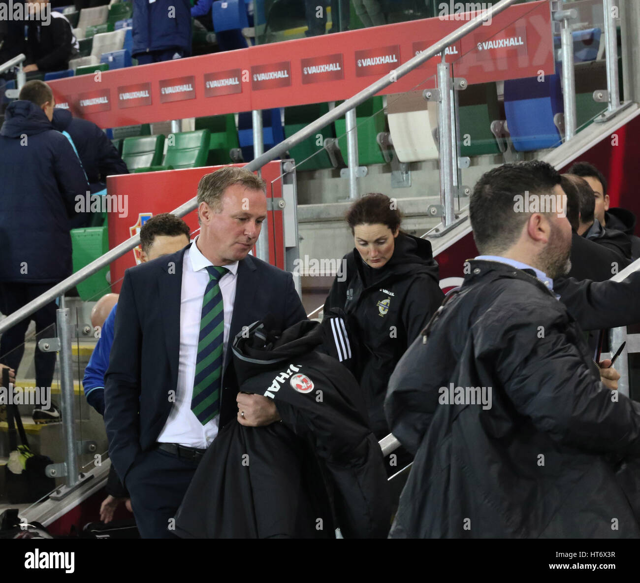 Nationale Fußball-Stadion im Windsor Park, Belfast. 15. November 2016. Internationales Freundschaftsspiel - Nordirland 0 Kroatien 3. Nordirland-Manager Michael O'Neill bereitet für Kick-off. Stockfoto