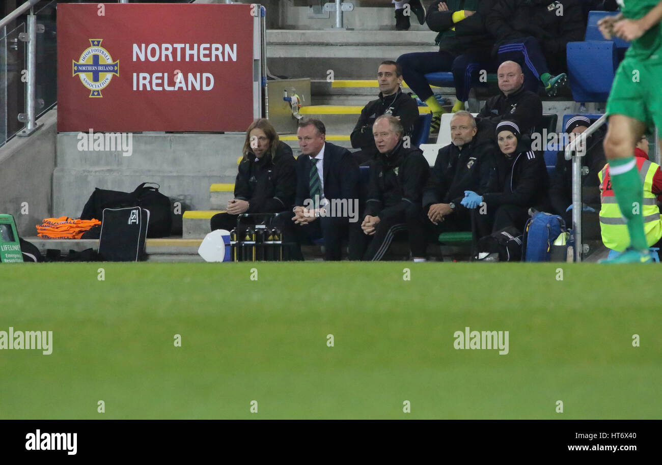 Nationale Fußball-Stadion im Windsor Park, Belfast. 15. November 2016. Internationales Freundschaftsspiel - Nordirland 0 Kroatien 3. Nordirland-Manager Michael O'Neill bereitet für Kick-off. Stockfoto