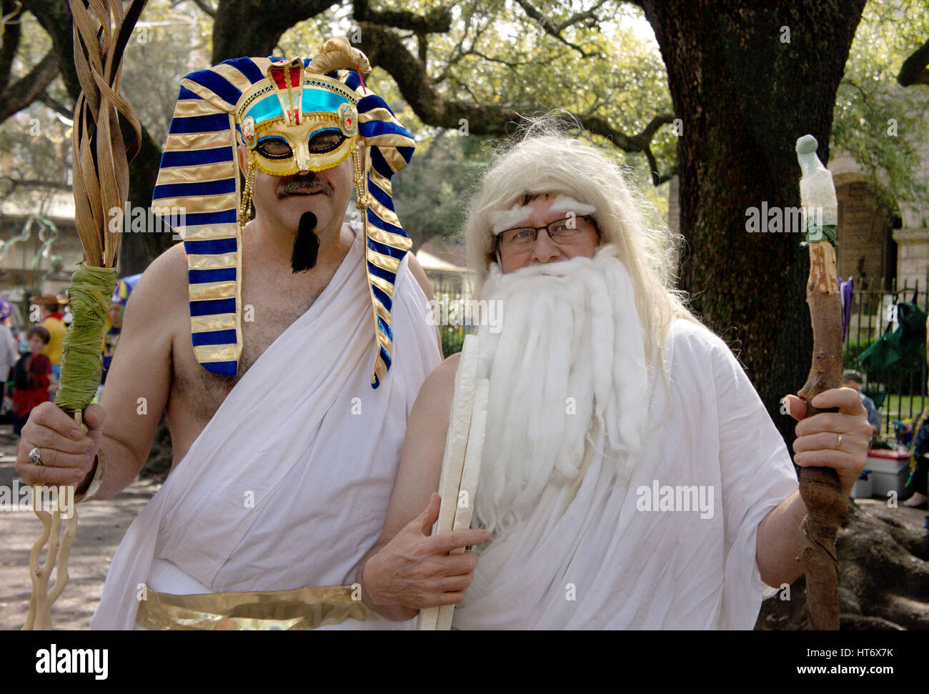 Fußgänger im Kostüm schlendern St. Charles Avenue am Karneval-Tag.  New Orleans, Louisiana Stockfoto