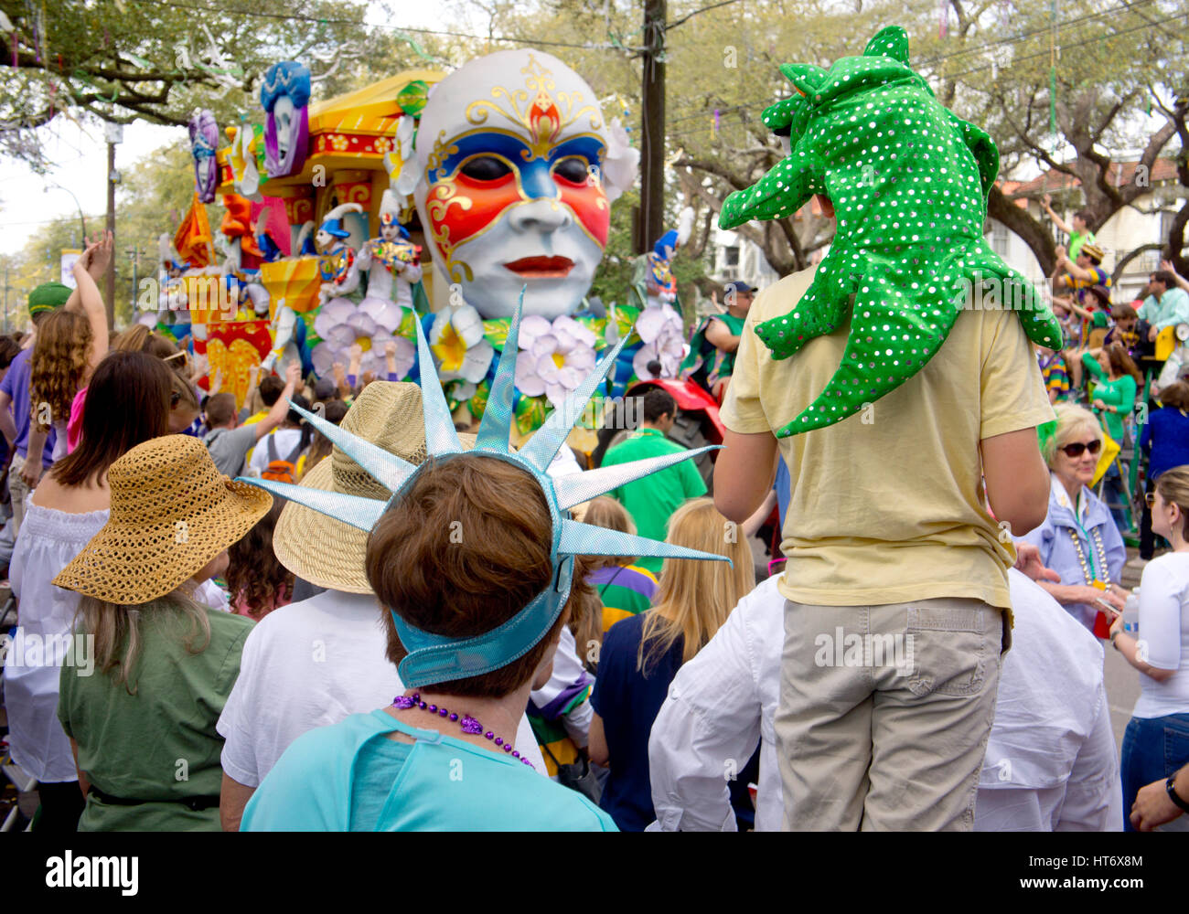 Massen von Feiernden Paraden am Karneval-Tag beobachten.  New Orleans, Louisiana Stockfoto