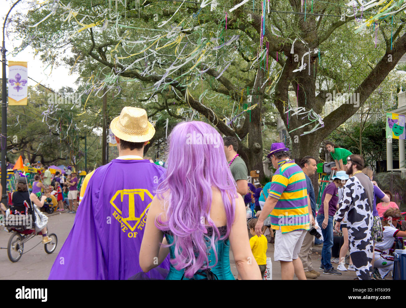 Ein Paare in Kostümen mischen sich mit dem Karneval Straße Publikum.  New Orleans, Louisiana Stockfoto