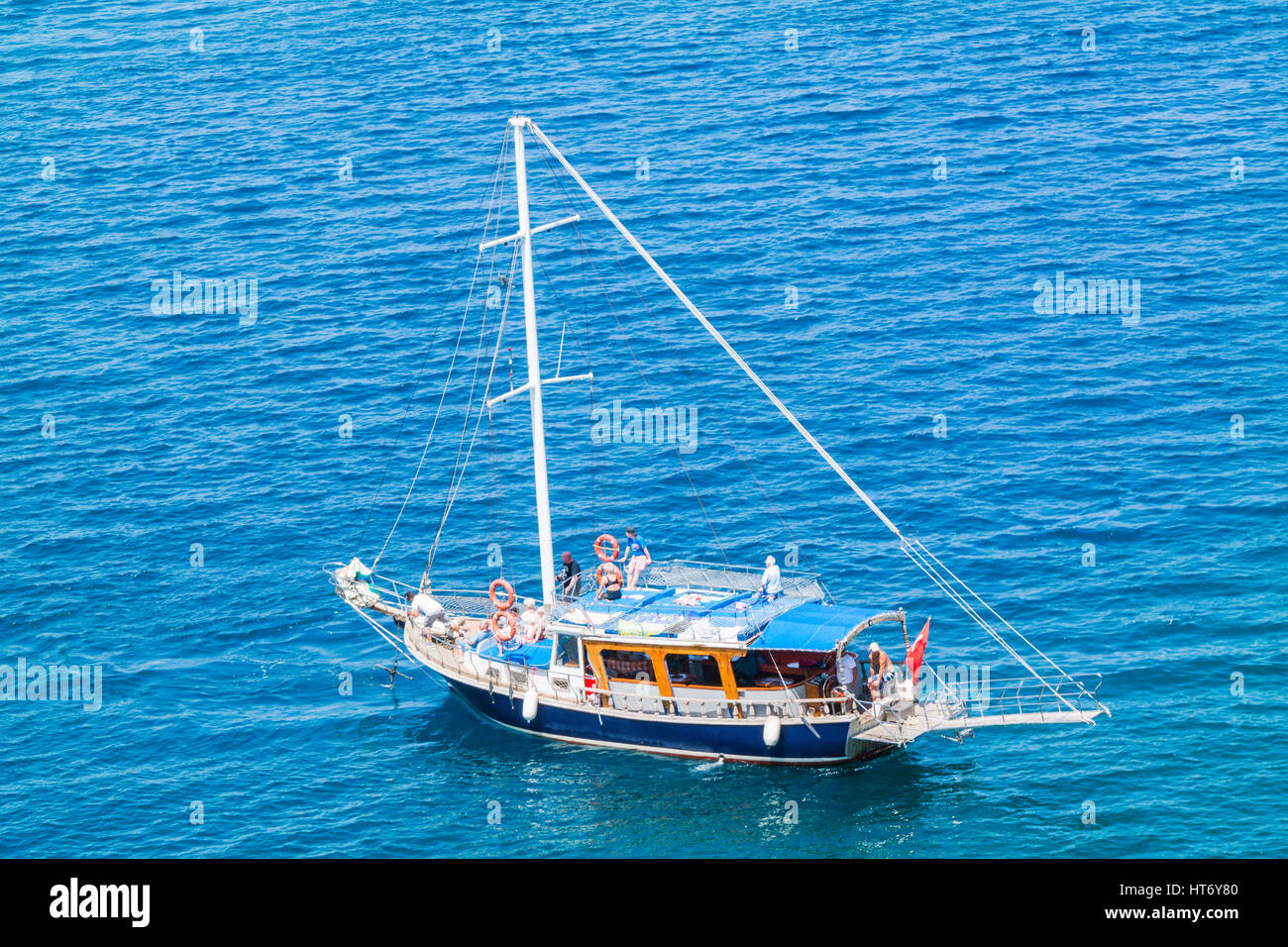 kleine hölzerne cruise Boot Sommerurlaub. Personen an Bord Stockfoto