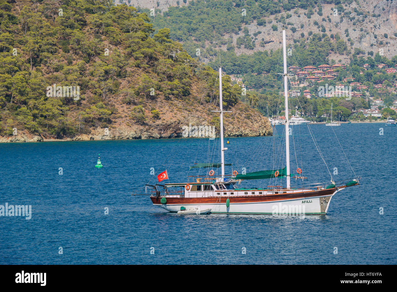 türkische hölzerne Kreuzfahrt-Schiff in der ruhigen Bucht Stockfoto