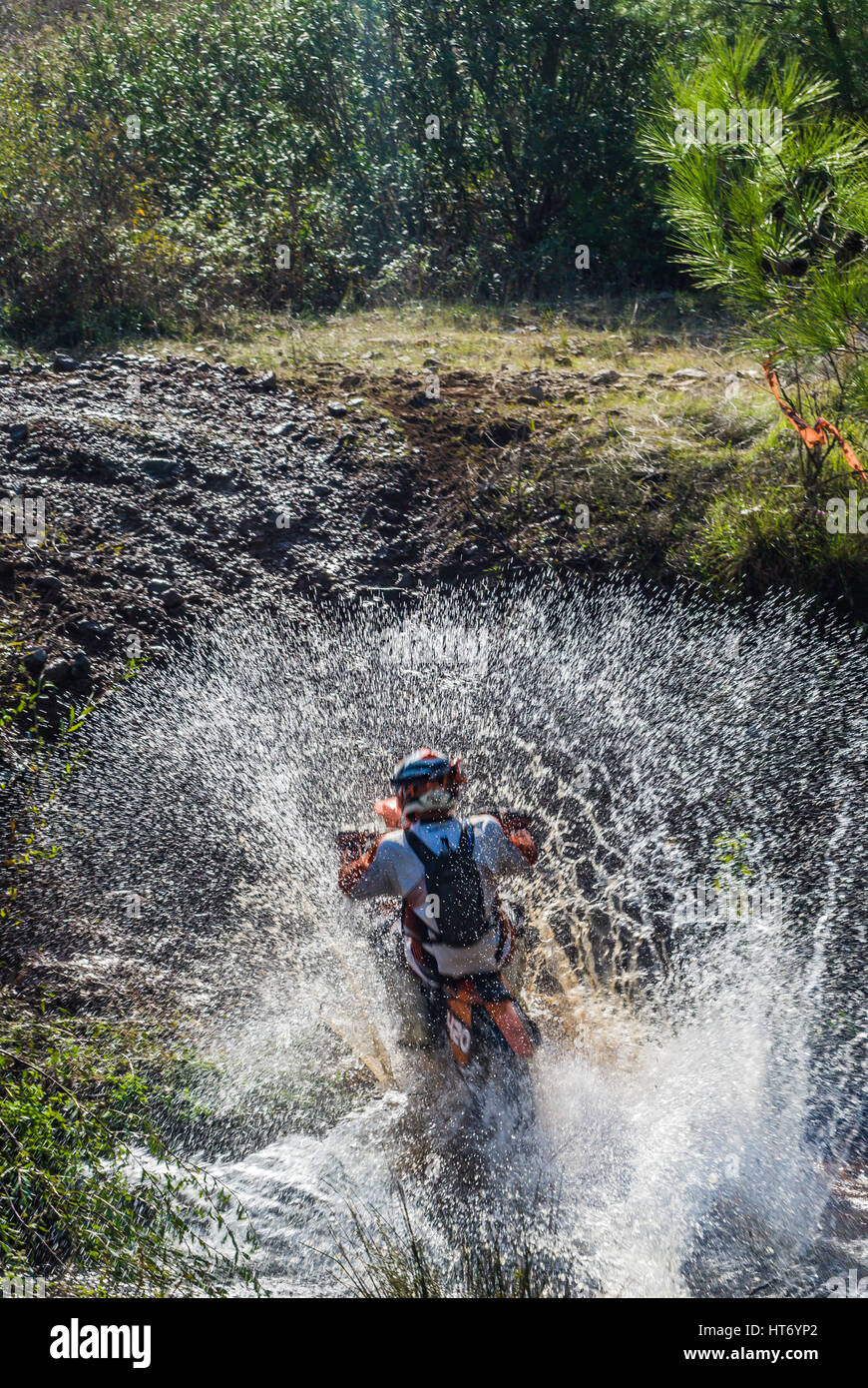 Motorcross ertragen Racer durchläuft der Fluss Stockfoto