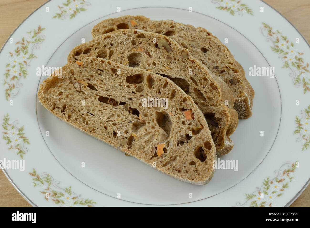 Brotscheiben auf weißen Teller Süßkartoffel Stockfoto