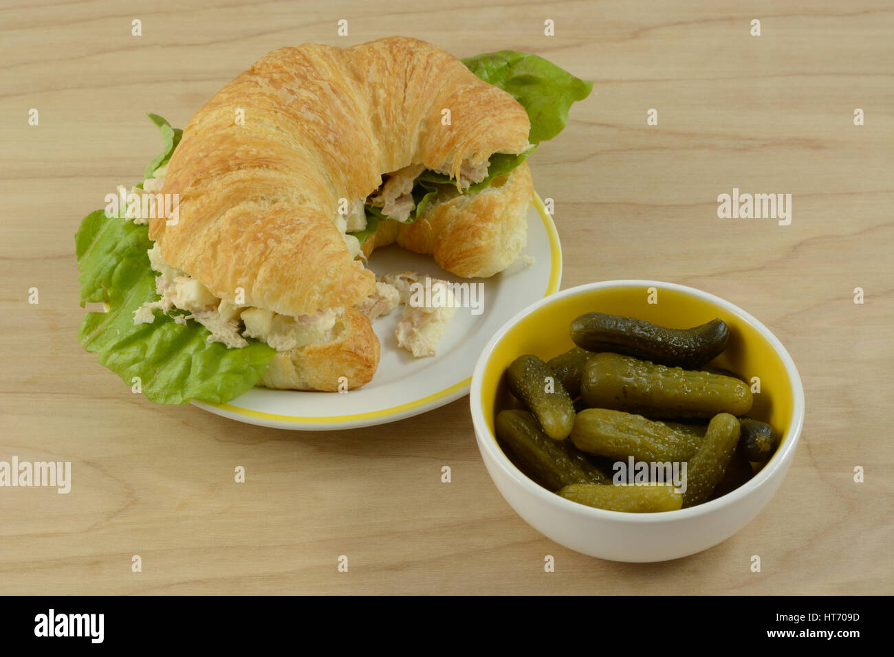 Croissant mit Schüssel voll von süßen Gurken Download Vorschau-Thunfisch-Salat-Sandwich Spartipps Stockfoto