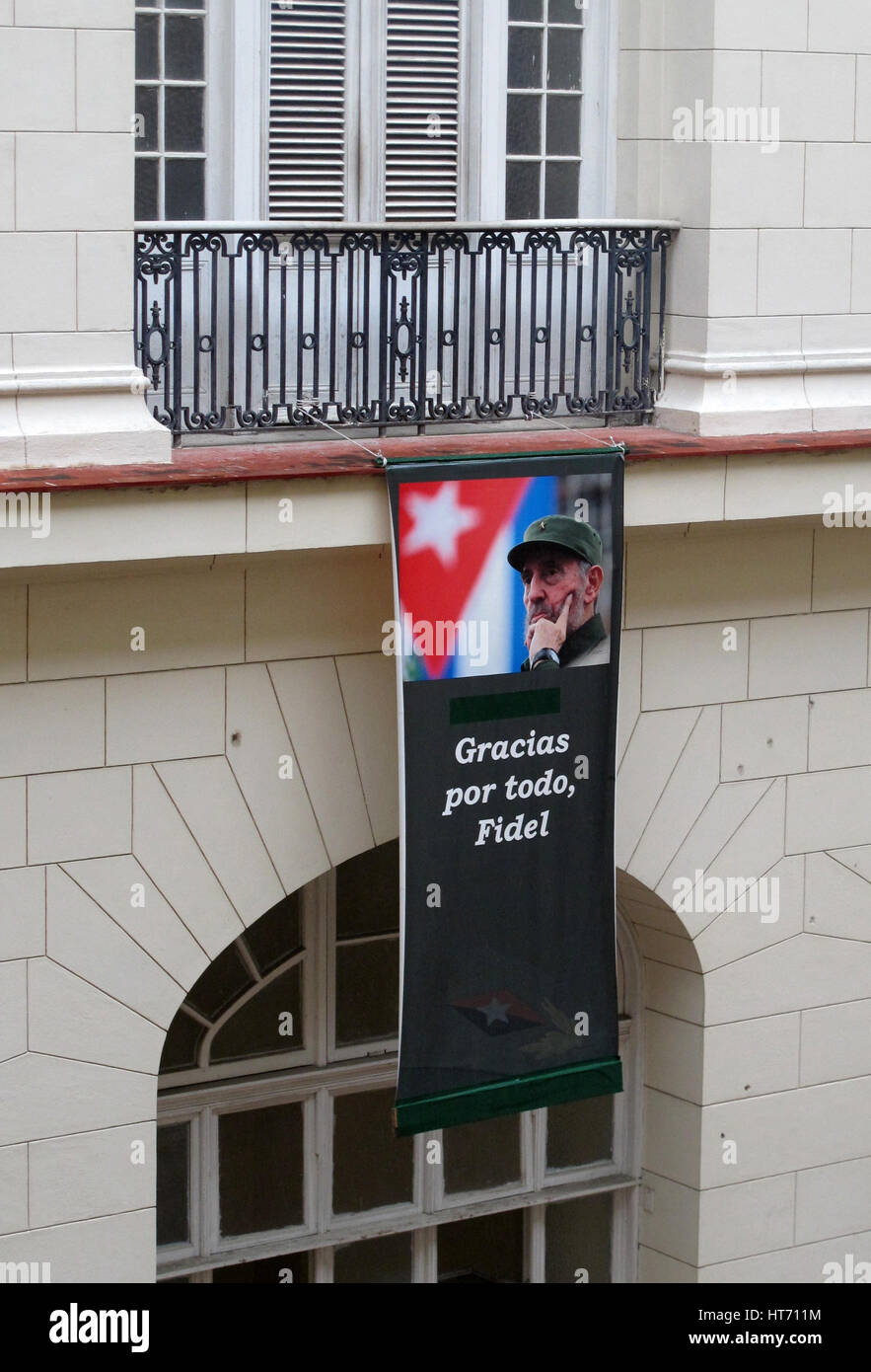 Ein Banner mit einem Bild von Fidel Castro hängt außerhalb des Museums der Revolution in Havanna. Es liest: "Gracias Por Todo, Fidel" (Danke für alles, Fidel), aufgenommen am 29.01.2017. Foto: Annette Meinke-Carstanjen/Dpa-Zentralbild/ZB | weltweite Nutzung Stockfoto
