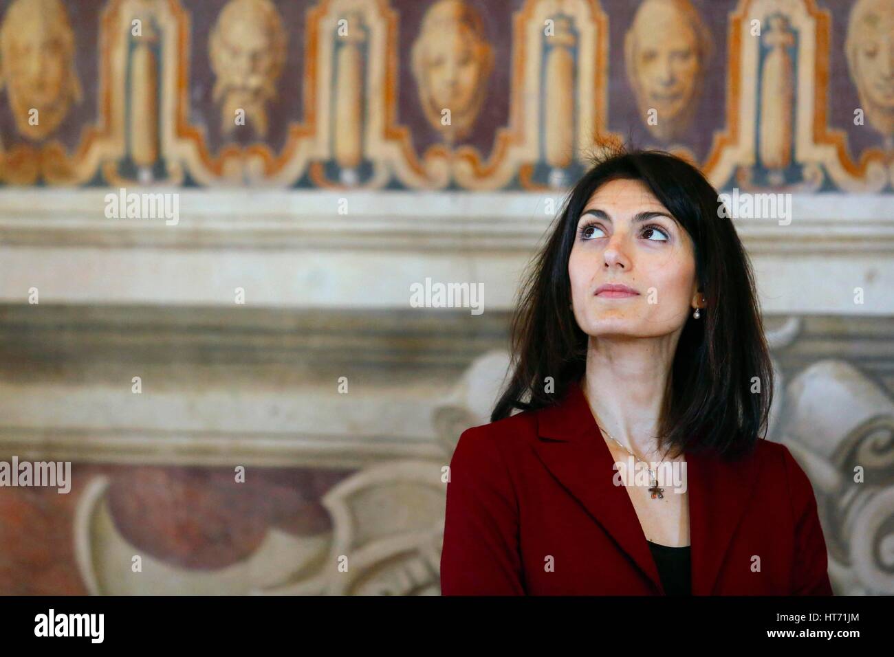 Der Bürgermeister von Rom Virginia Raggi bei der Einweihung des Kapitols "Sala Degli Orazi e Curiazi" nach der Restaurierung, Rom, Italien, 20. Februar 2017 Credi Stockfoto