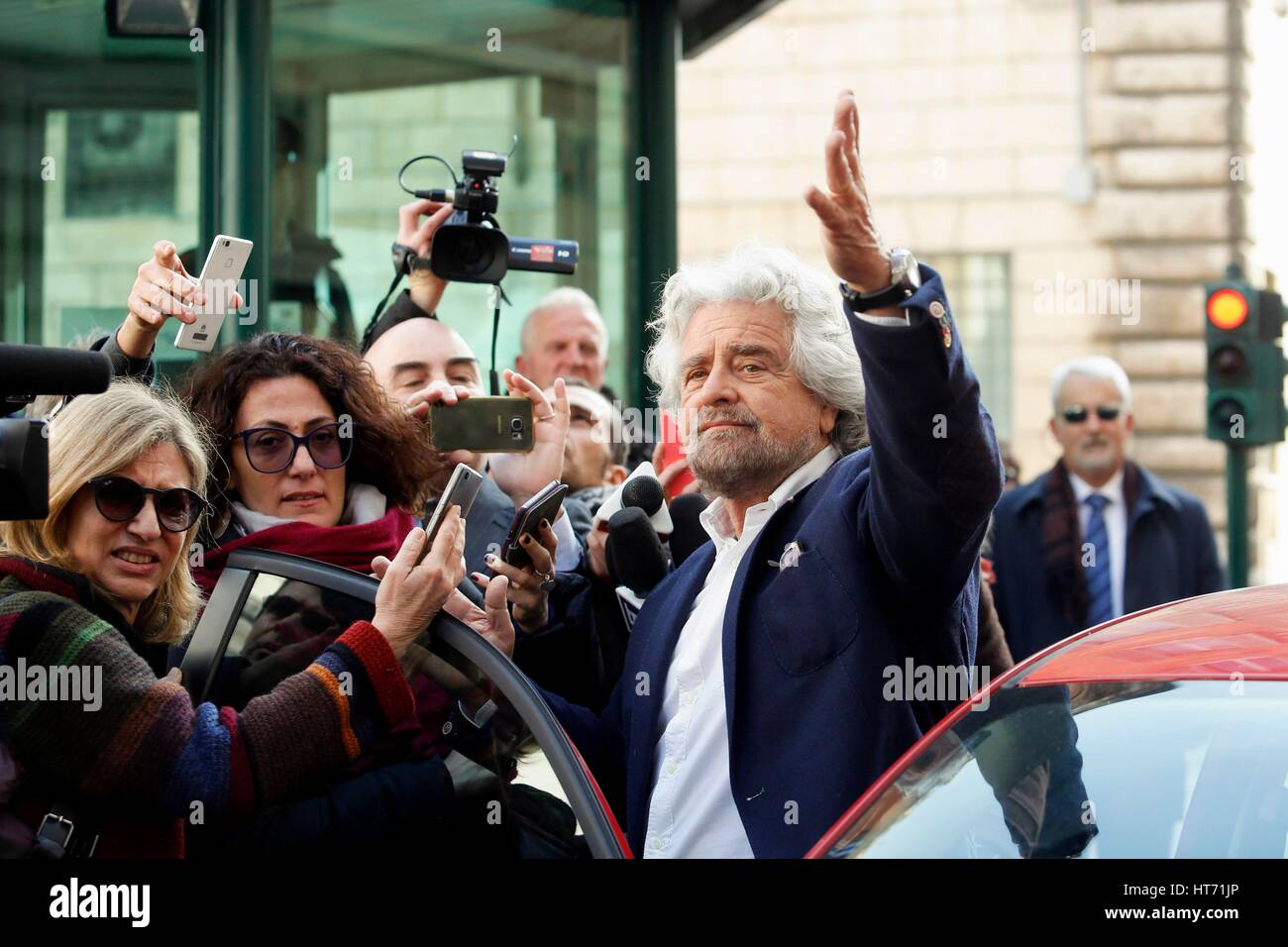 Der Führer und Gründer der Partei der 5 Sterne Bewegung Beppe Grillo, kommt aus dem Senat und bewegt sich unter den Journalisten, Rom, Italien, 21. Februar 2017 Credi Stockfoto